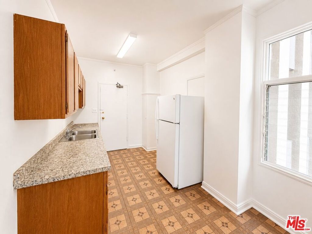 634 S Gramercy Place # 304, Los Angeles