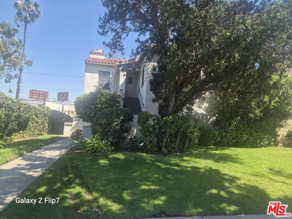 4426 S Victoria Avenue, Los Angeles