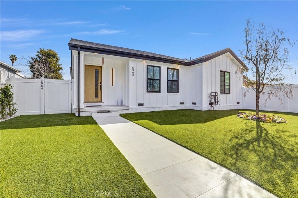 6900 Corbin Avenue, Reseda