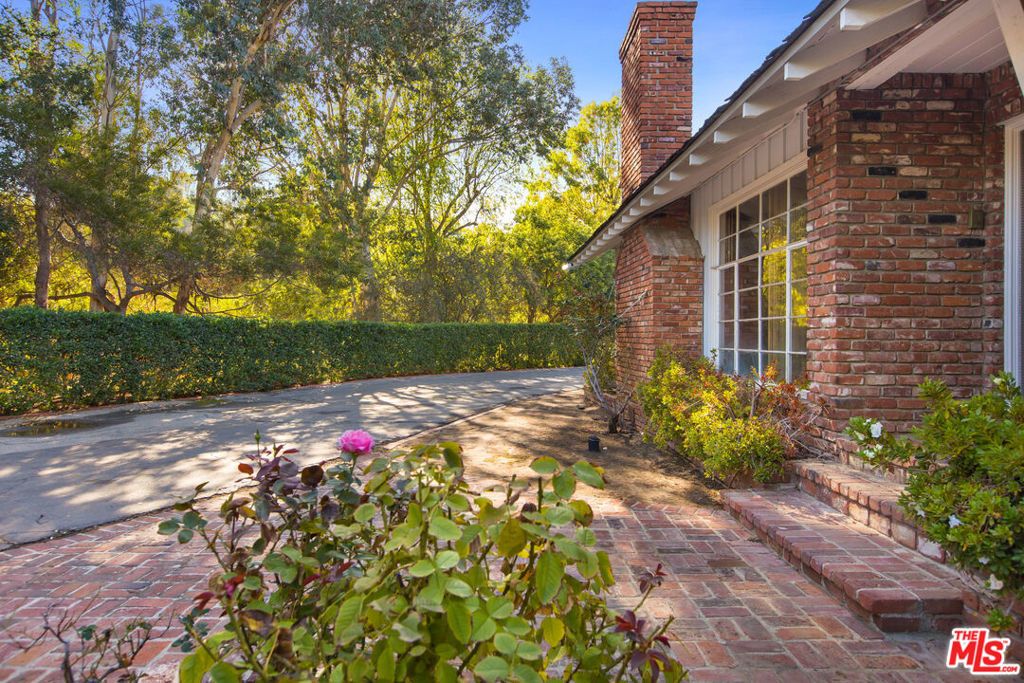 19471 Rosita Street, Tarzana