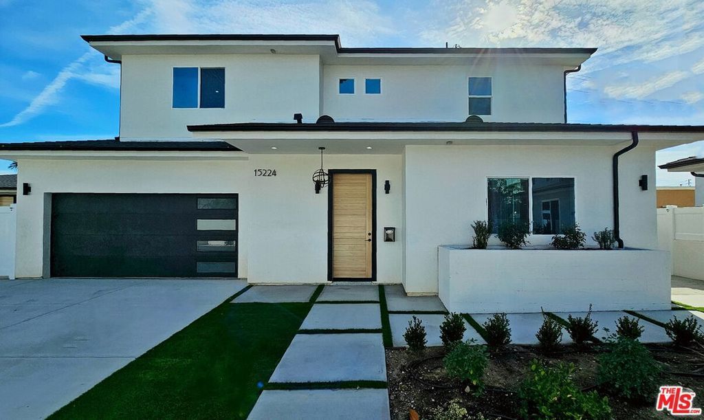 15224 W Holyland Dr, Van Nuys