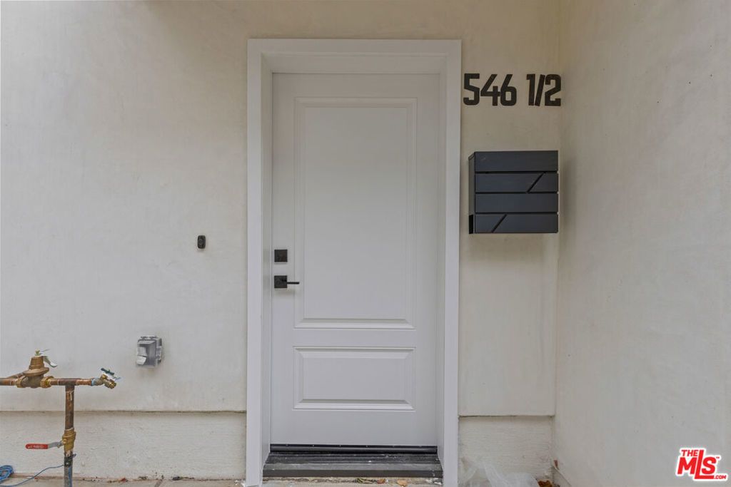 546 1/2 N Genesee Avenue, Los Angeles
