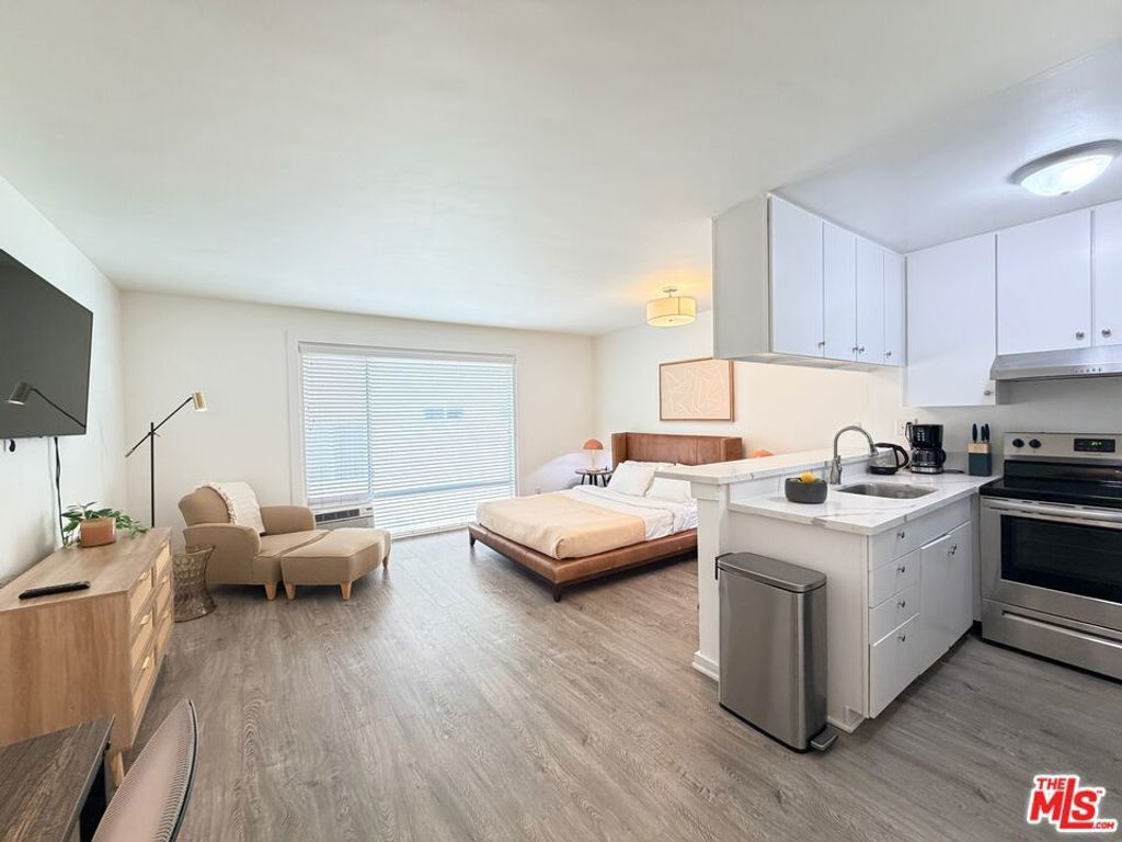 5805 W 8th Street # 211, Los Angeles