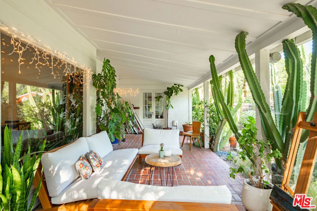 17401 Londelius Street, Northridge