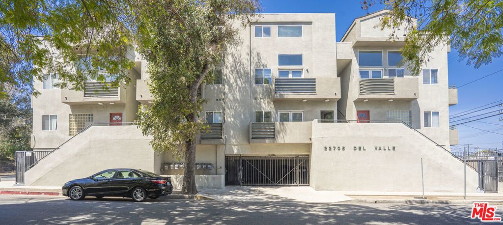 22705 Del Valle Street # 6, Woodland Hills