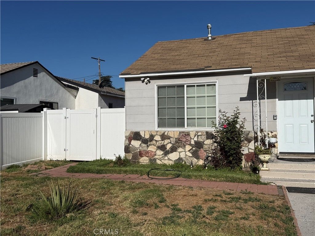 7045 Lindley, Reseda