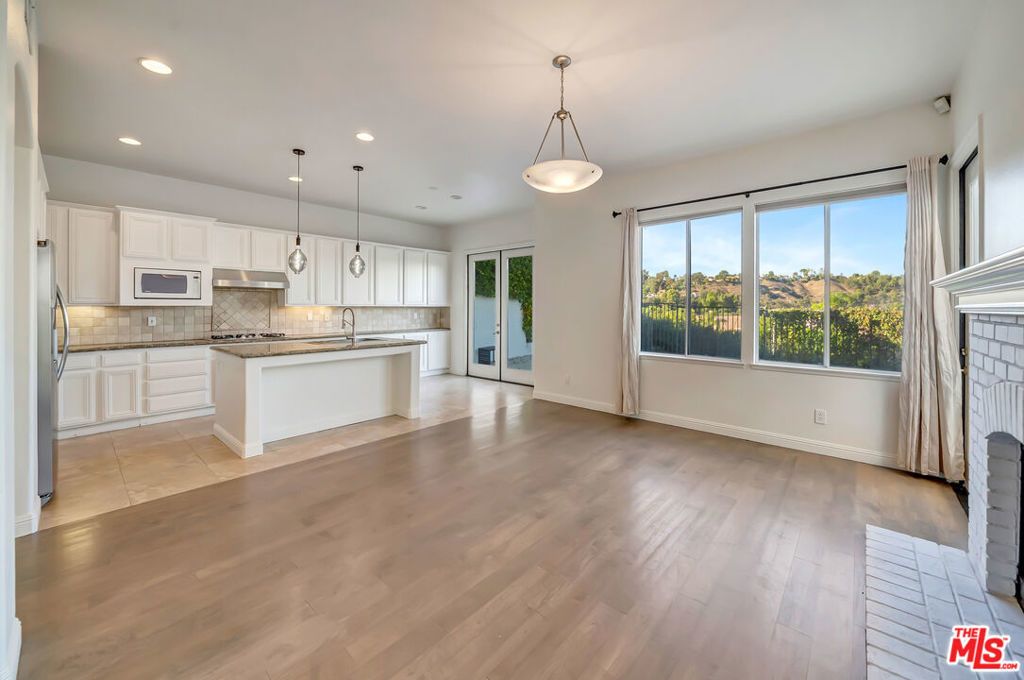 24819 Calle Cedro, Calabasas