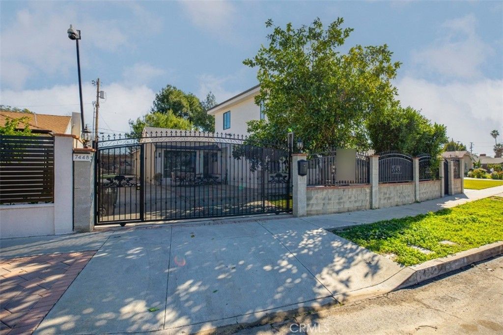 7446 Mammoth Avenue, Van Nuys