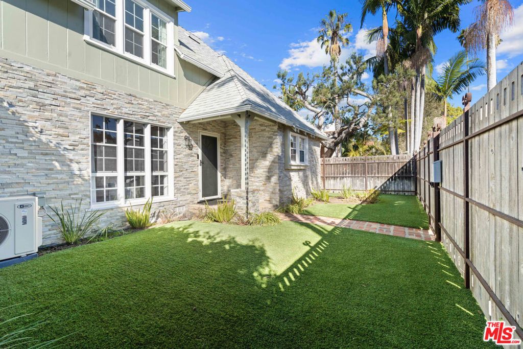 819 S Crestmoore Place, Venice