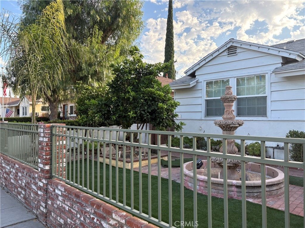 7501 1/2 Corbin, Winnetka