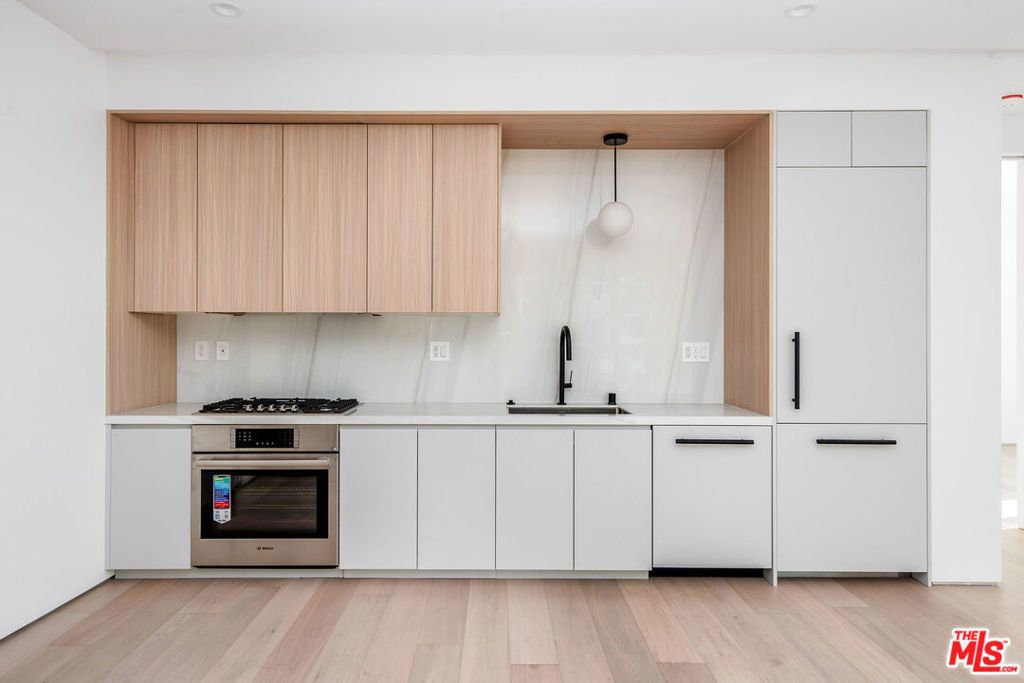 1136 N La Cienega Boulevard # 202, West Hollywood