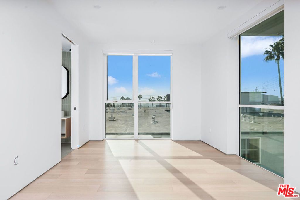 1136 N La Cienega Boulevard # 201, West Hollywood