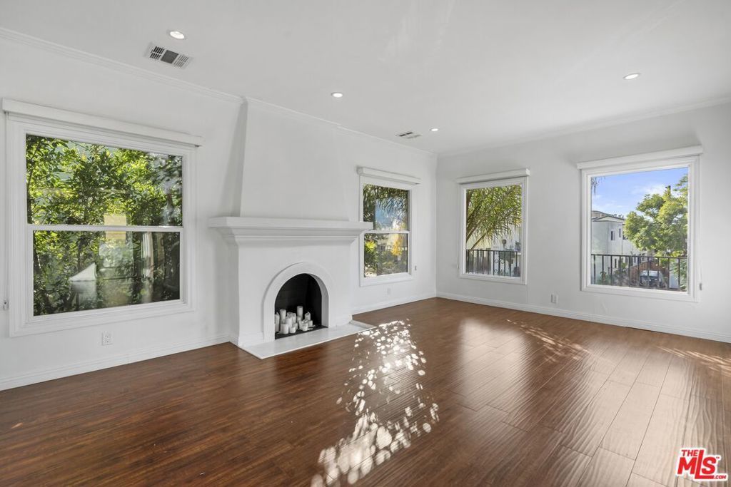 6113 Cashio Street, Los Angeles
