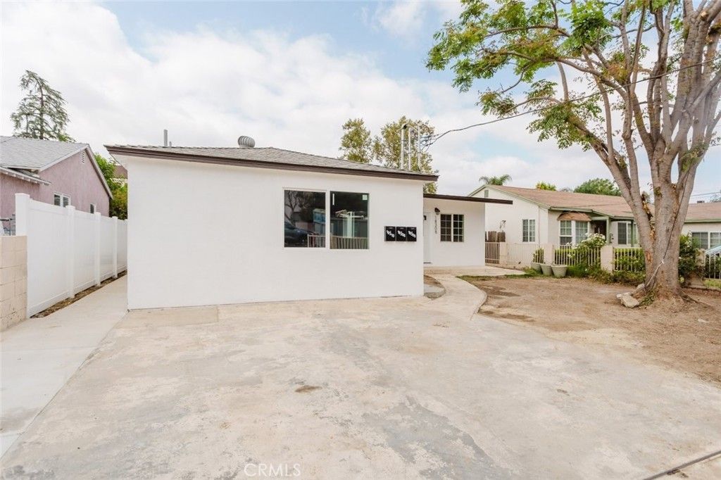 18310 Gresham Street, Northridge