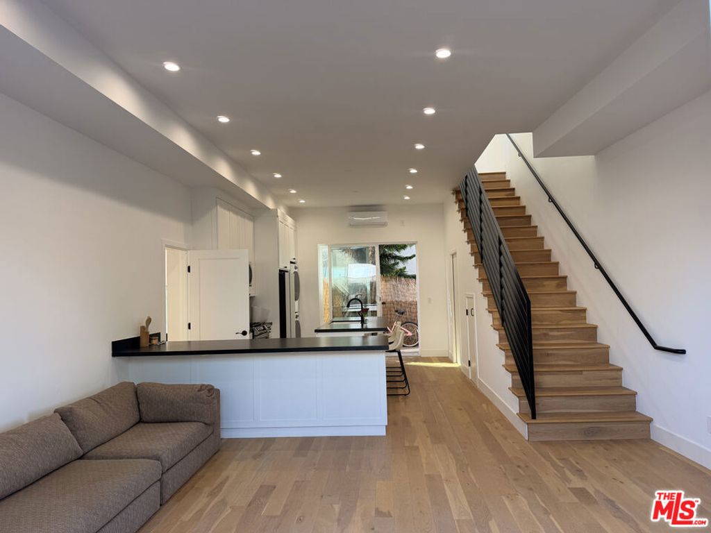 3989 1/2 Beethoven Street, Los Angeles