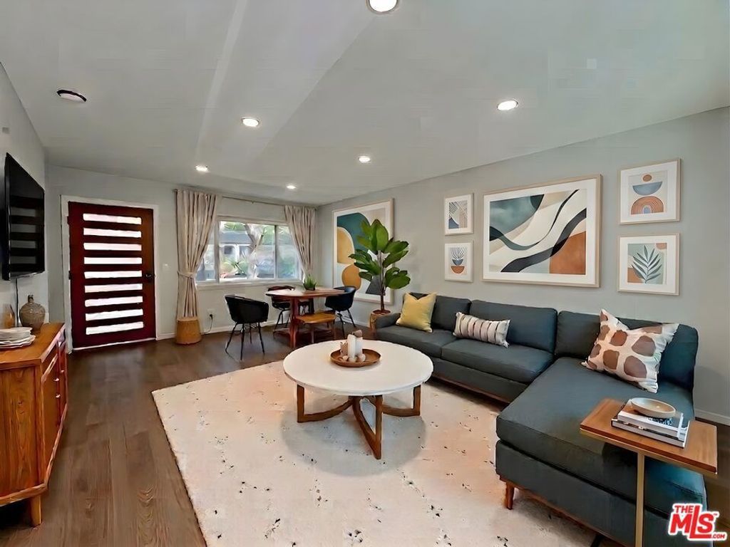 903 S Barrington Avenue, Los Angeles