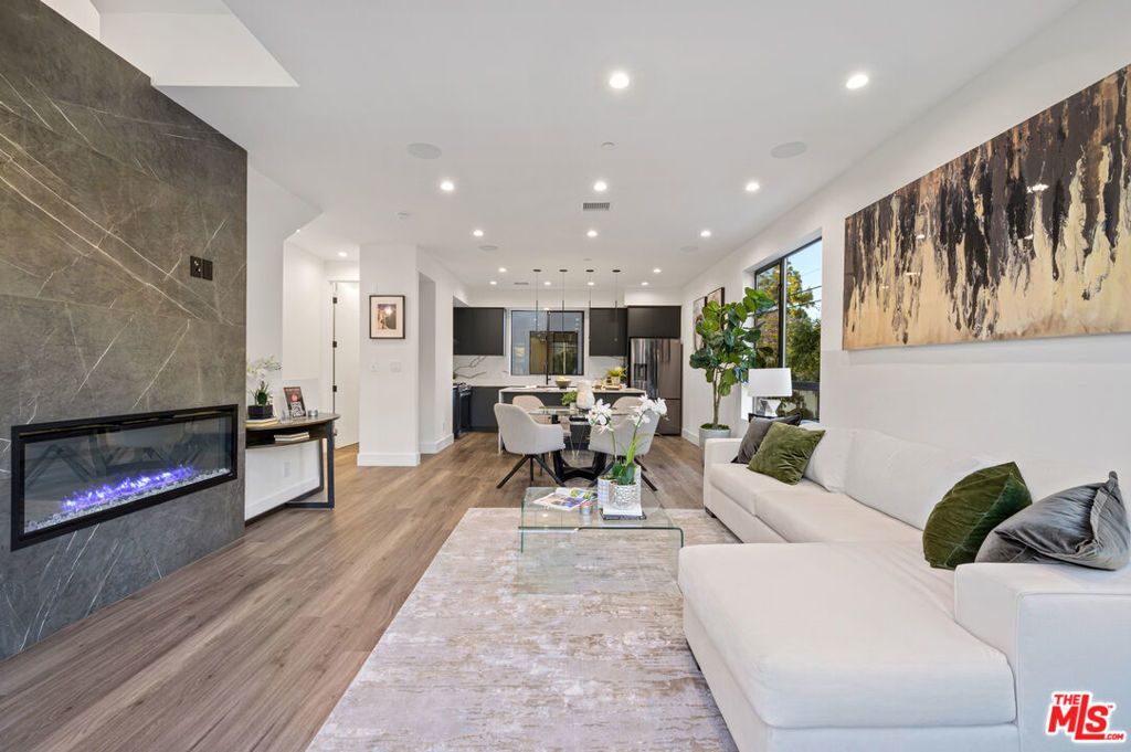 18315 Collins Street, Tarzana