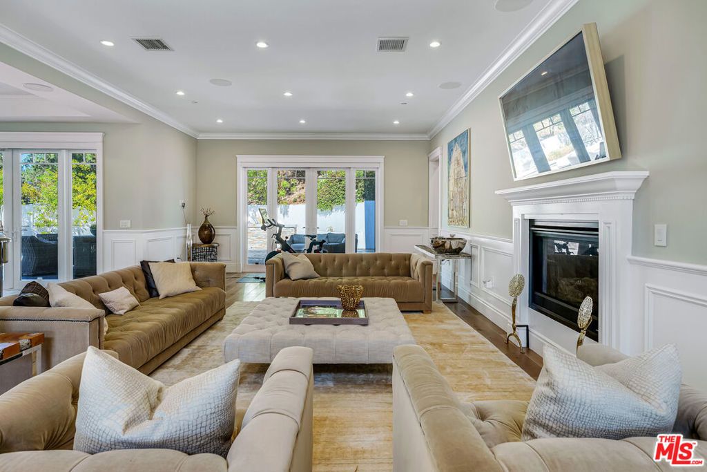 19633 Wells Drive, Tarzana