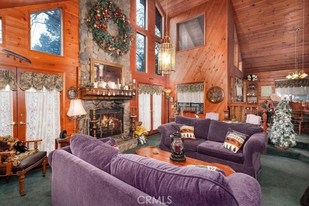 723 Bergschrund, Crestline