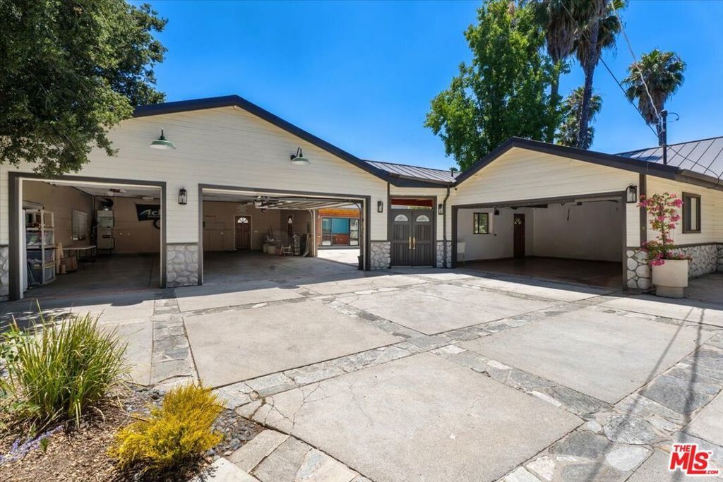 22954 Collins Street, Los Angeles