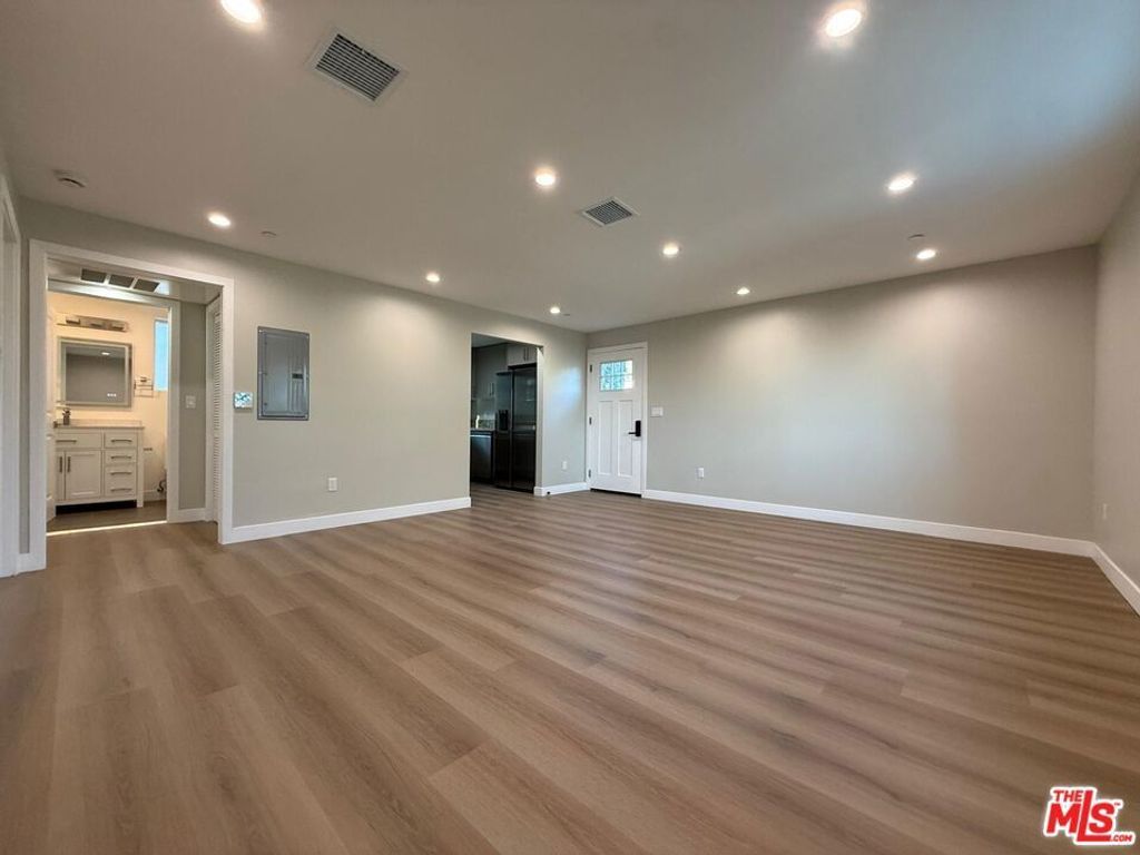 11947 Victory Boulevard, North Hollywood