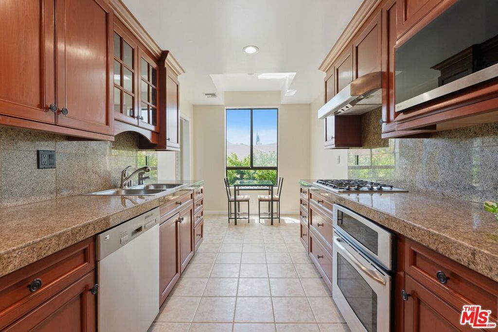 1315 Roxbury Drive # 201, Los Angeles