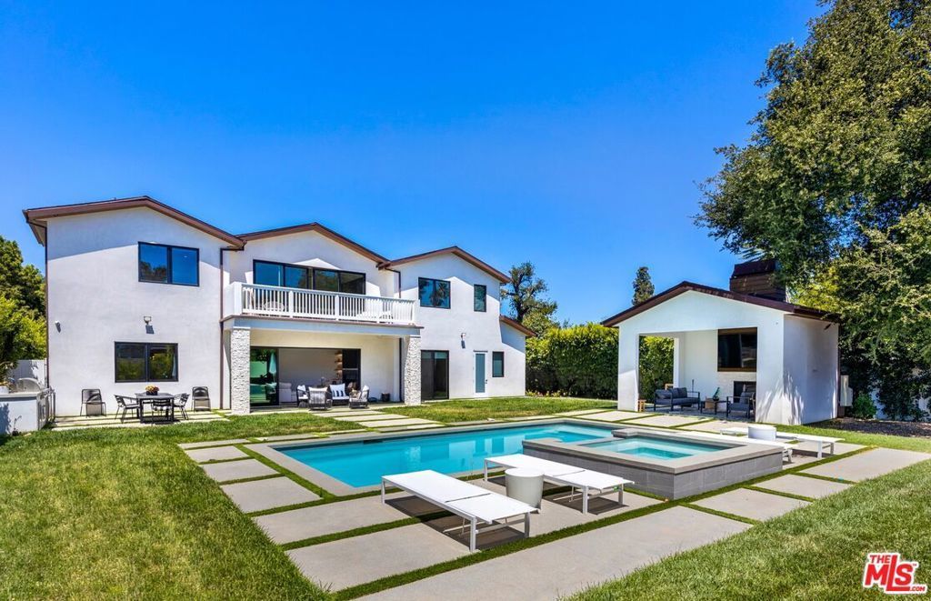 17361 W Amina Place, Encino
