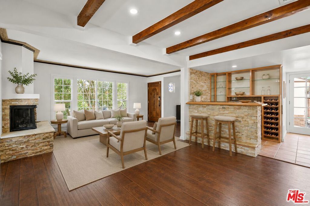 11241 Peach Grove Street, North Hollywood