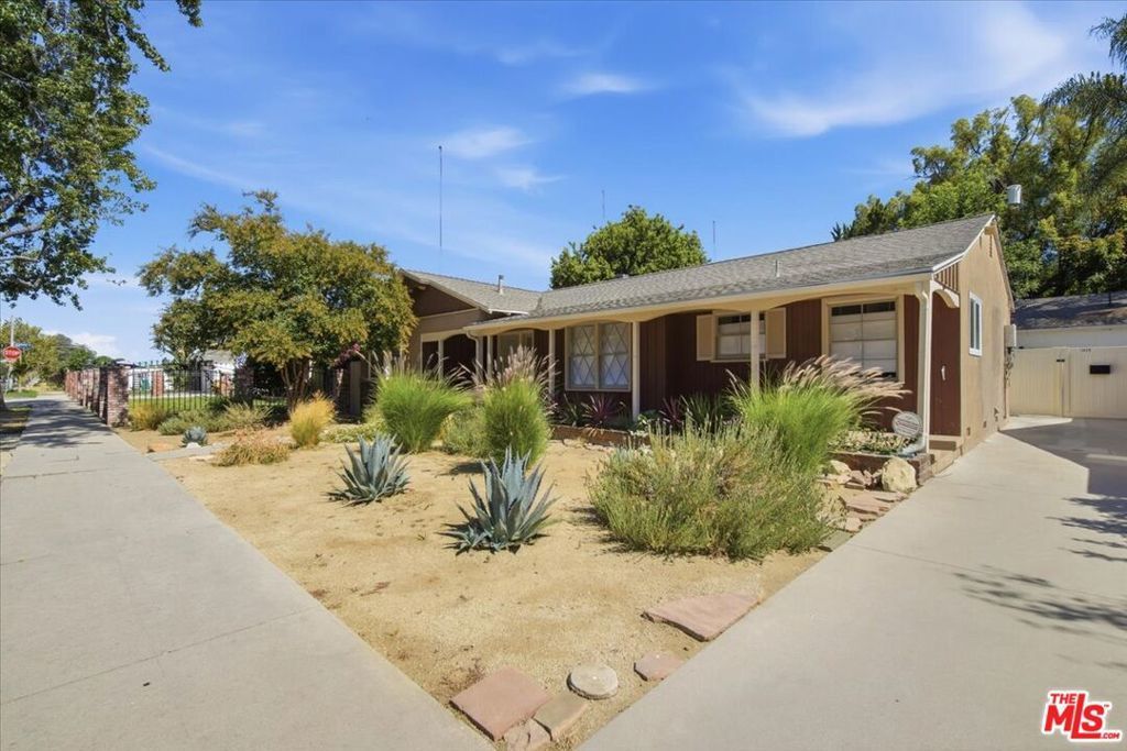 12818 Hatteras Street, Valley Village