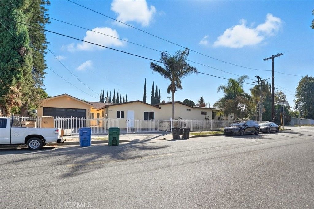 7960 Tampa Avenue, Reseda