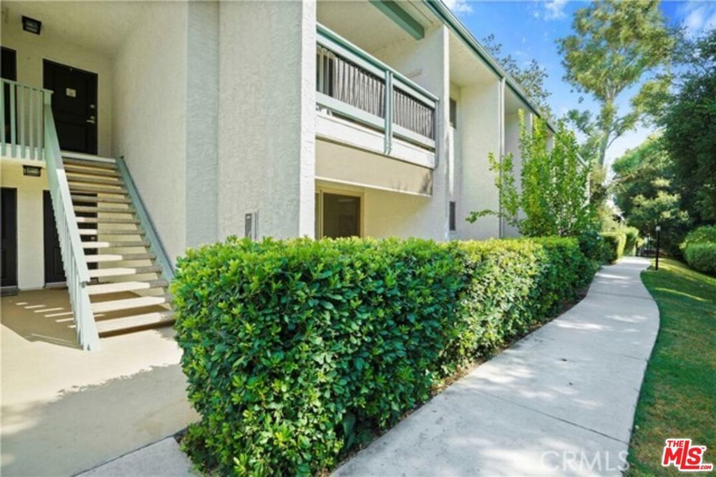 23635 Park Capri # 30, Calabasas