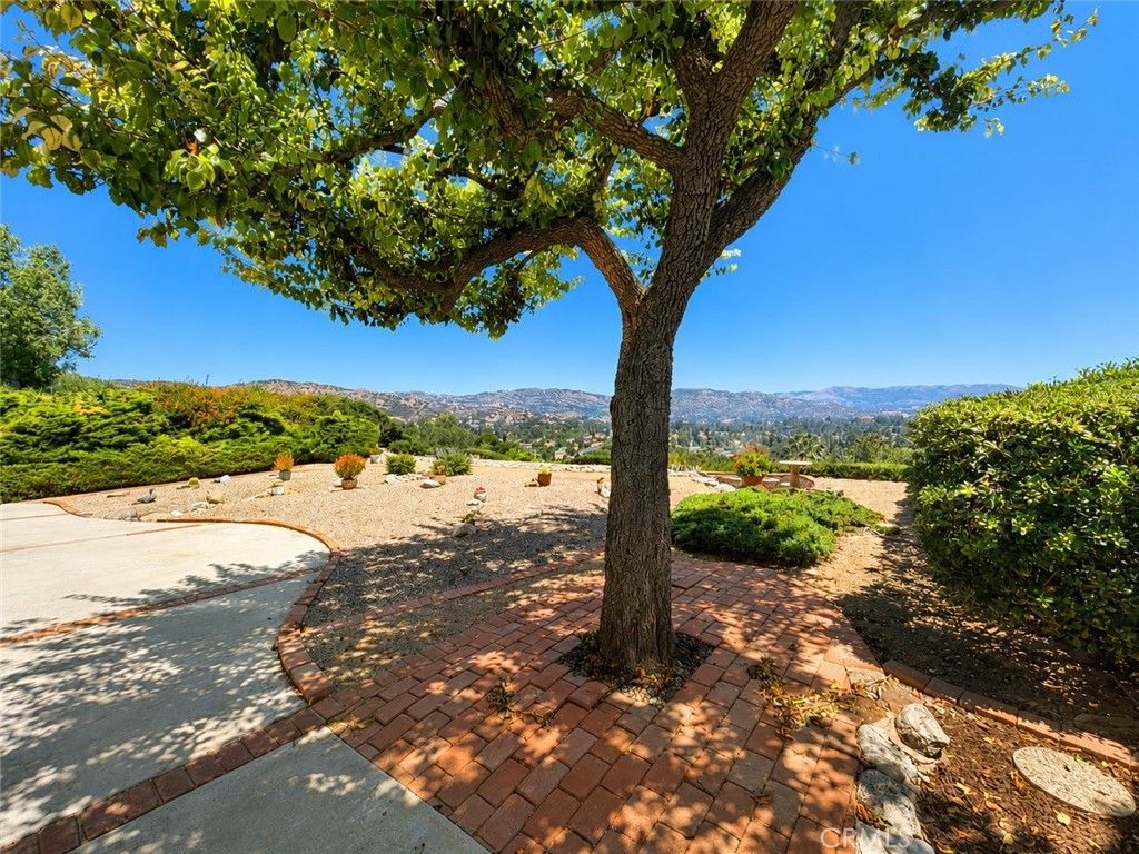 23707 Sandalwood, West Hills