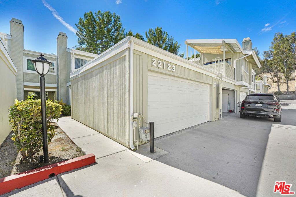 22123 Burbank Boulevard # 2, Los Angeles