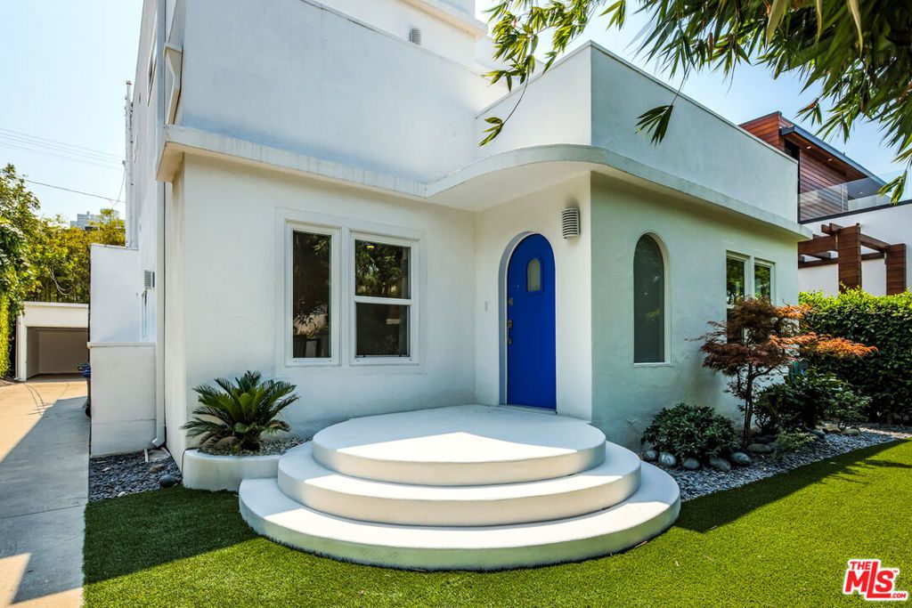 8718 Rosewood Avenue, West Hollywood