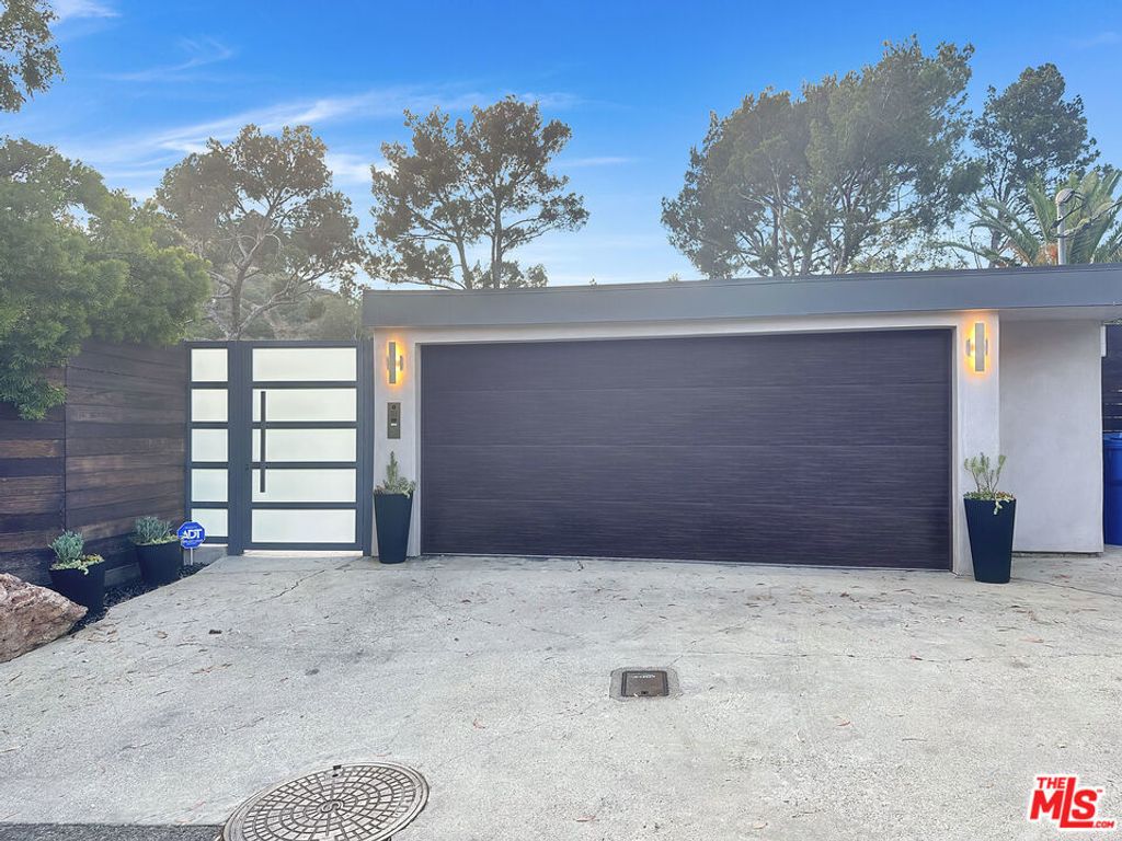8265 Mannix Drive, Los Angeles