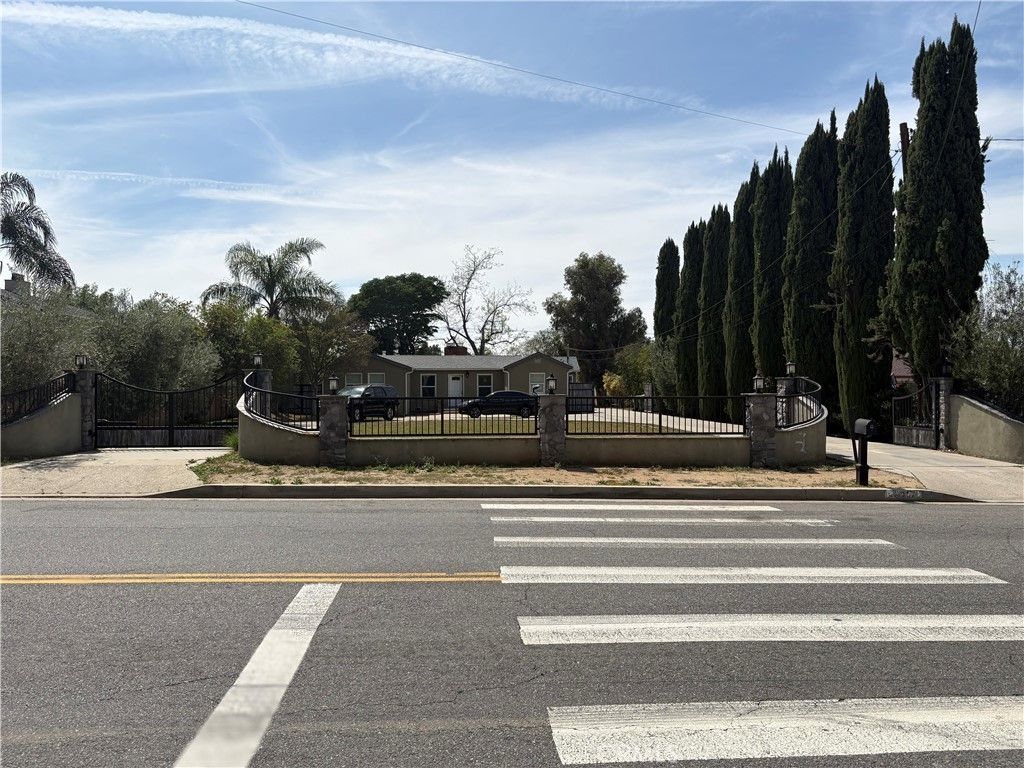 12917 Gladstone, Sylmar