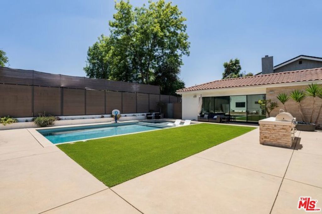 17520 Embassy Drive, Los Angeles