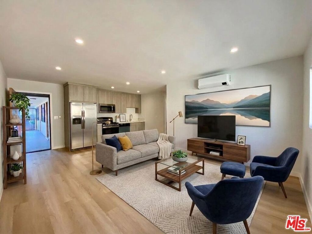 3207 W 3rd Street # 3, Los Angeles