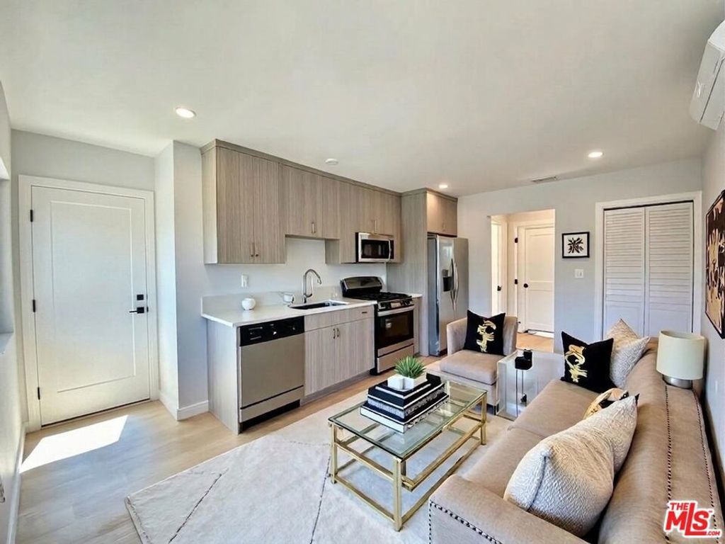 3207 W 3rd Street # 7, Los Angeles