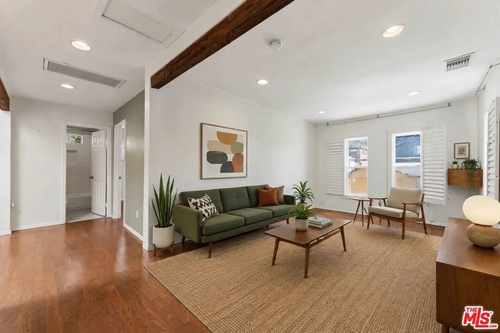 422 James Street, Los Angeles