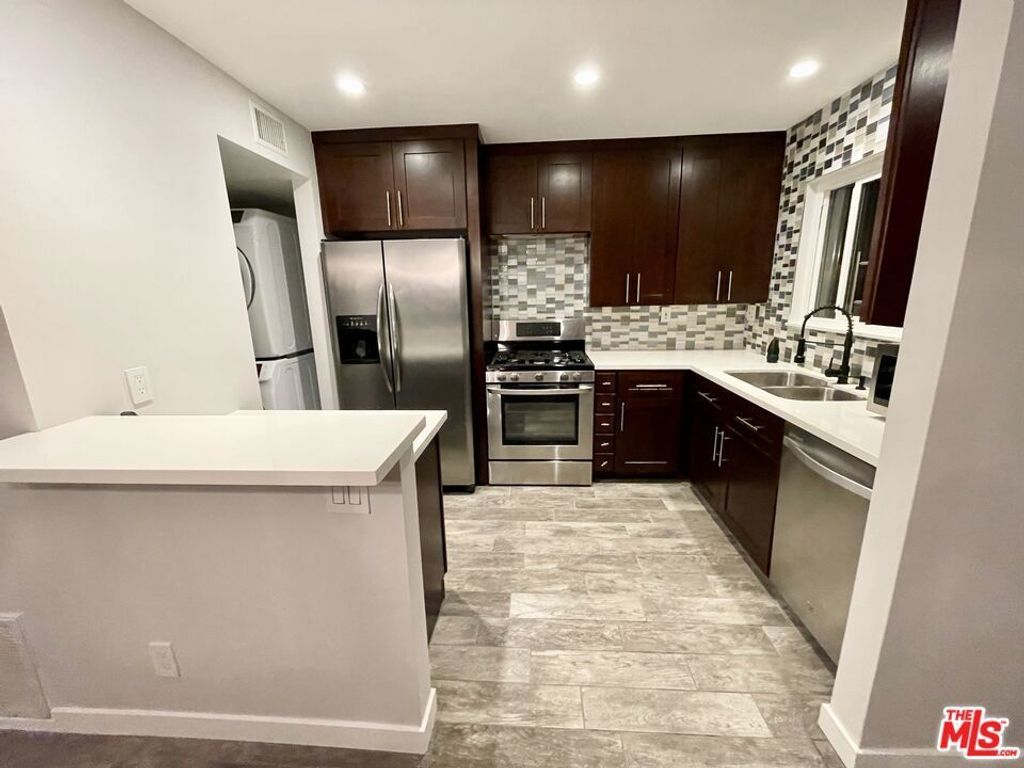 10817 Whipple Street # 18, Toluca Lake
