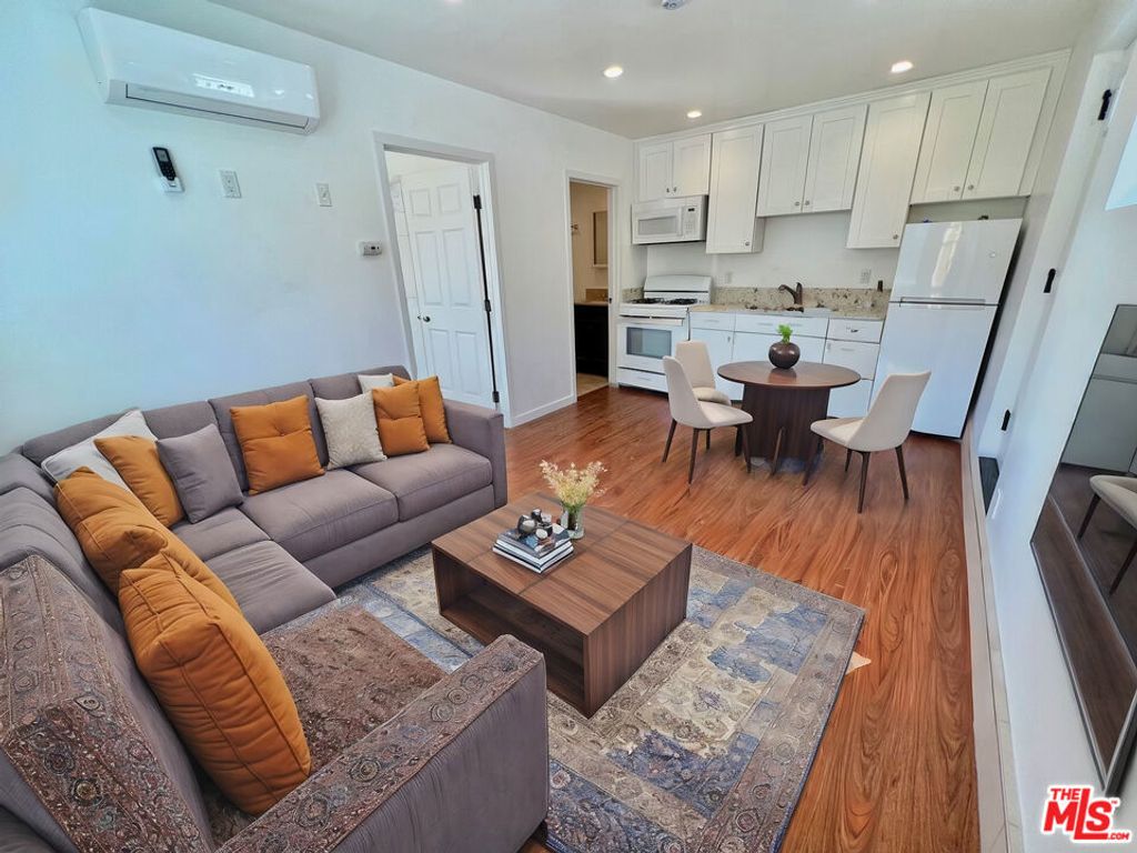 3901 S Orange Drive, Los Angeles