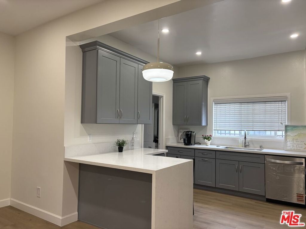 915 S Grand View Street, Los Angeles