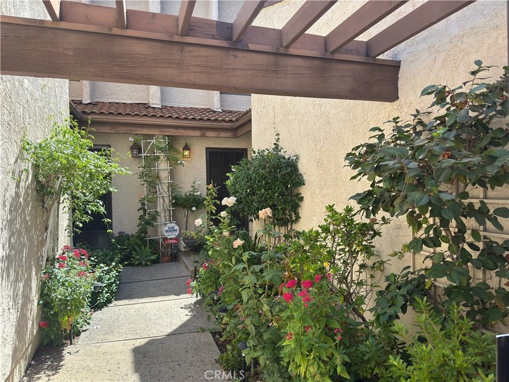 1138 Las Riendas Way, Pasadena
