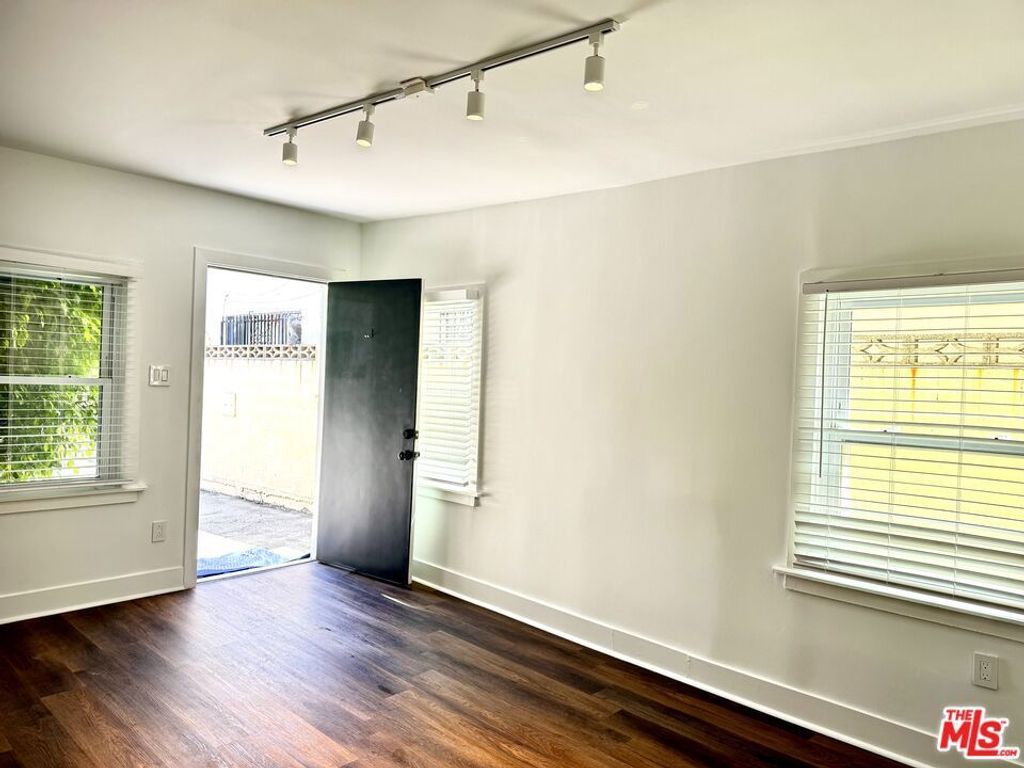 5724 La Mirada Avenue, Los Angeles