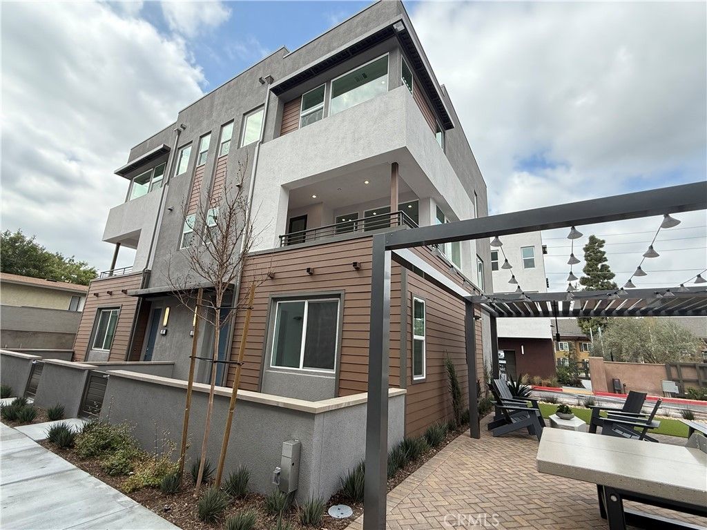 693 S Lyon Street, Santa Ana
