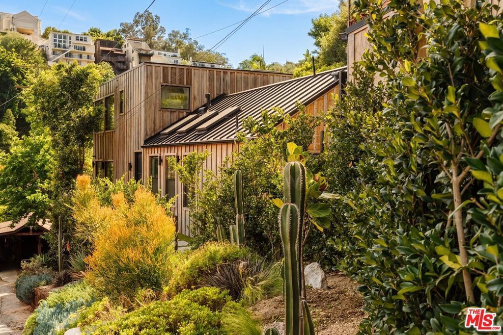 8550 Ridpath Drive, Los Angeles