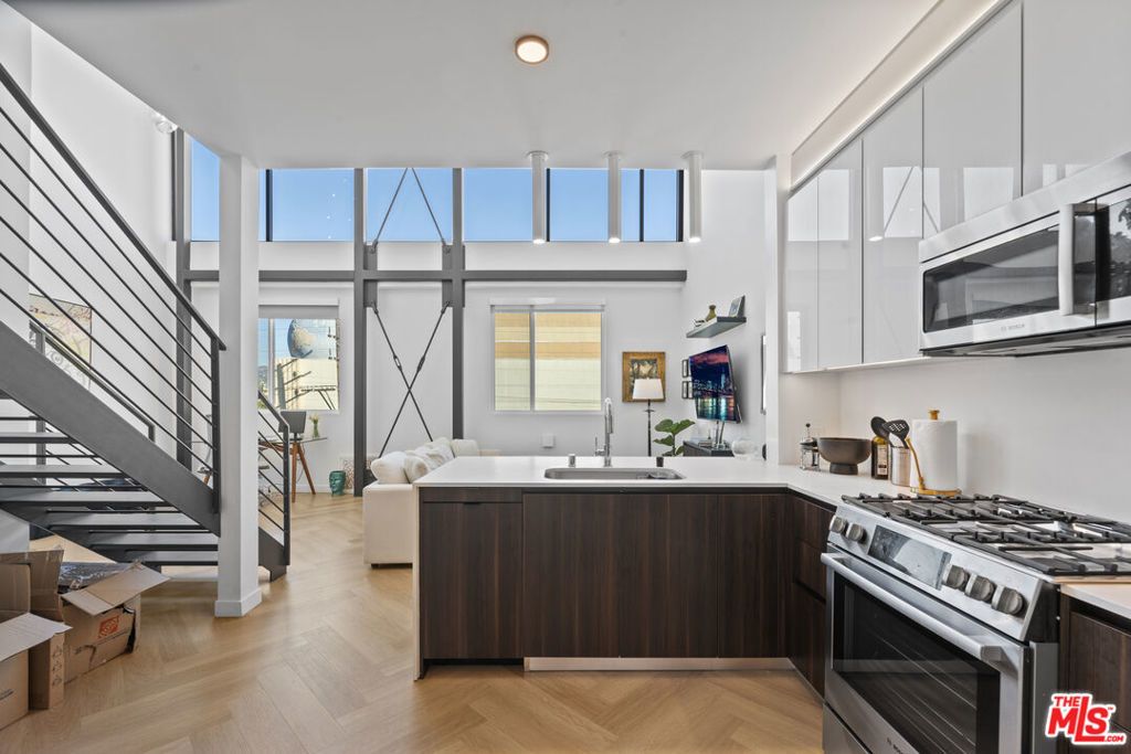 5570 Melrose # 405, Los Angeles