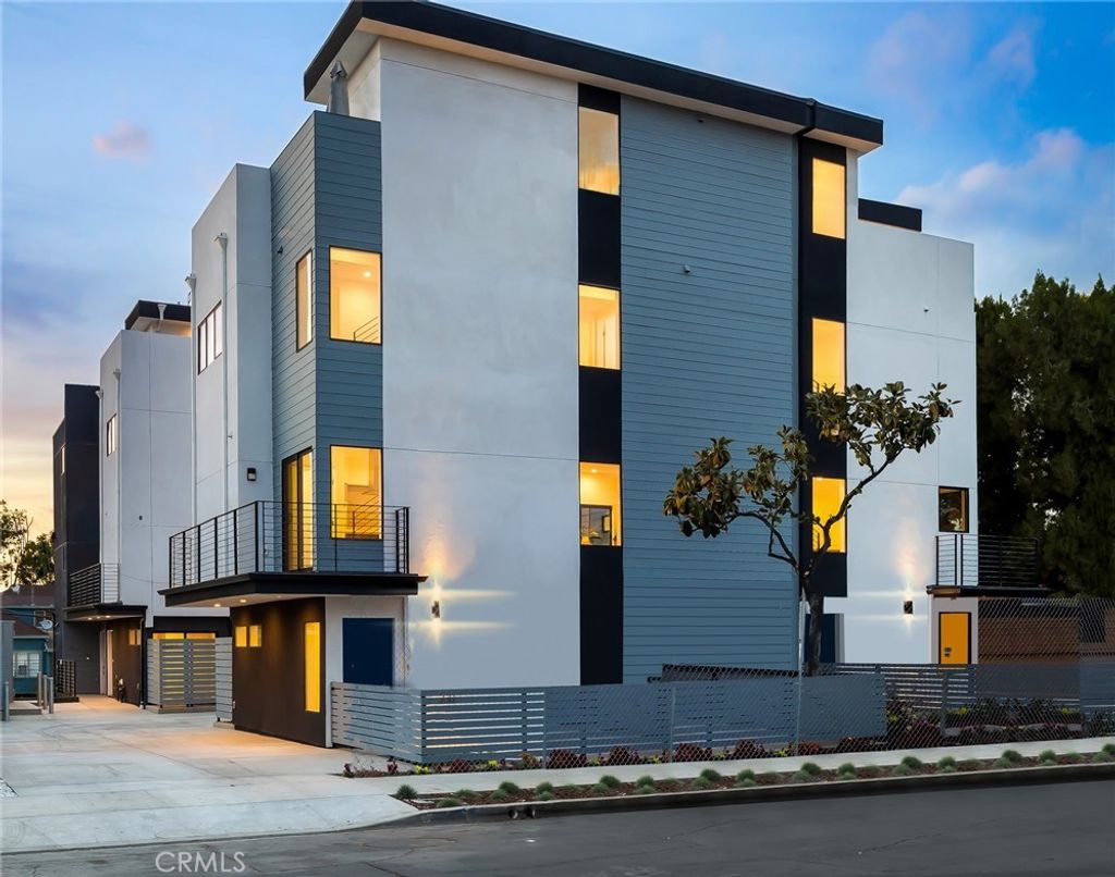 229 1/2 N Burlington Avenue, Los Angeles
