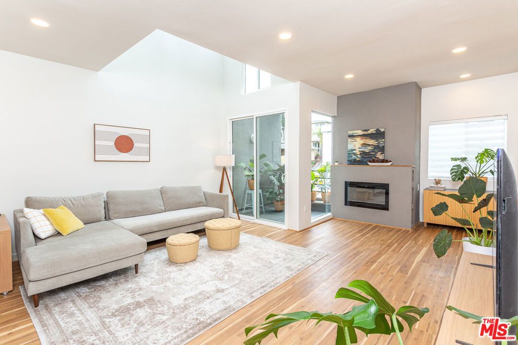 1617 S Beverly Glen Boulevard # 102, Los Angeles